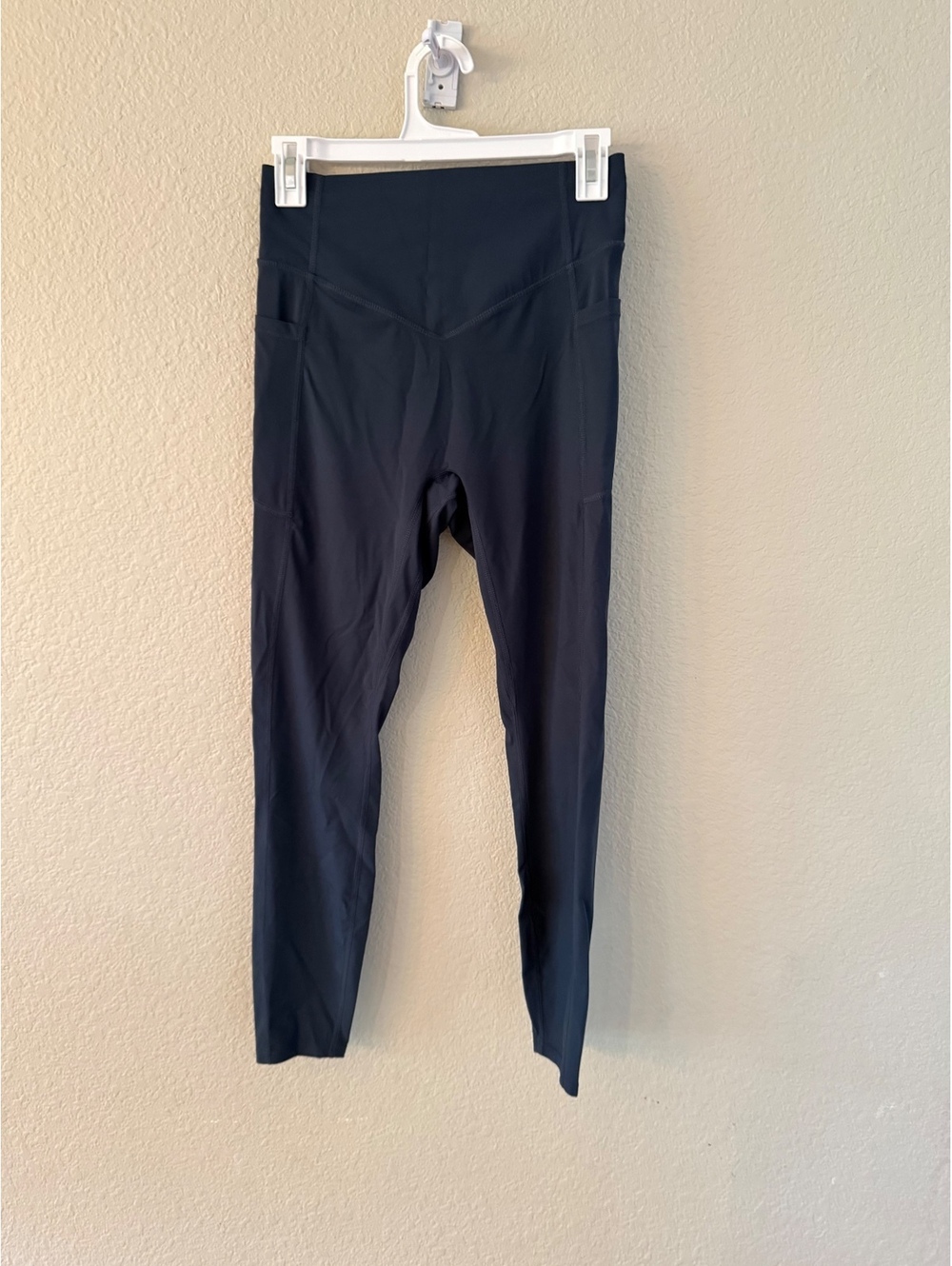 Halara Medium 7/8 Butt Lift/Scrunch Tummy Control Pockets Navy Leggings